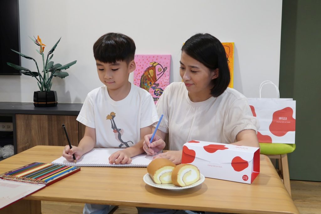 亞尼克整理家長票選陪伴增溫甜點，首推「亞尼克原味生乳捲」，讓親子活動互動更甜蜜