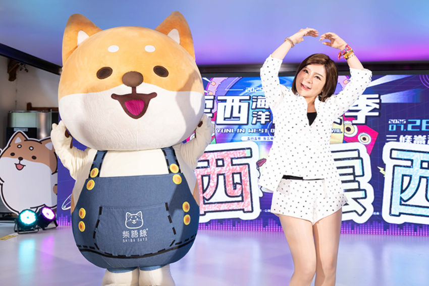 台灣濱崎步王彩樺示範「雲西浪浪舞」手勢舞。（圖／雲林縣政府）