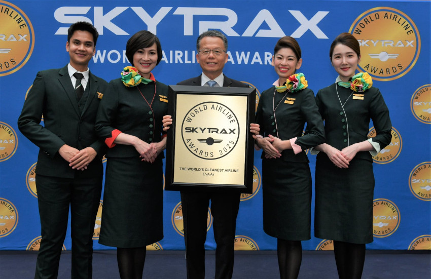 長榮航空除了榮獲五星級航空殊榮,更獲得「最佳經濟艙機上餐飲」(上圖)及「全球最佳機艙清潔航空公司」(下圖)雙料冠軍,由長榮航空總經理孫嘉明(中)親自出席頒獎典禮。