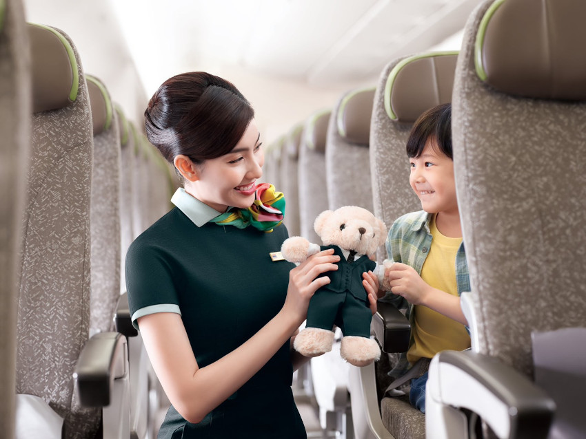 長榮航空始終秉持「用心、真心、全心」的服務主軸,提供全球旅客卓越的飛行體驗,於今年SKYTRAX中獲得「全球最佳機場服務第3名」、「全球最佳空服人員第5名」及「全球最佳家庭友善航空公司第9名」。