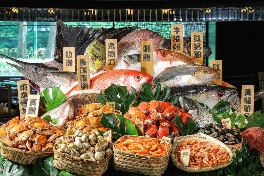 台北晶華因應台北國際夏季旅展推出「假日自助美食雙人環遊券」，消費者可至栢麗廳或泰市場享用午餐或晚餐兩客。