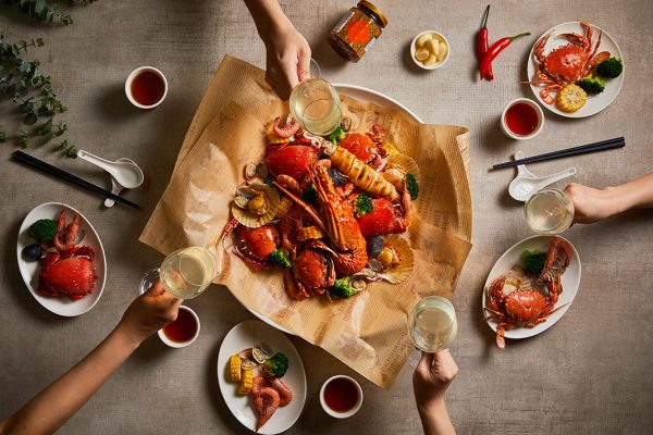 使用福容美食通用券三張，即可兌換一桶「澎嶼宴」海鮮桶，再加贈 6瓶啤酒或福容紅