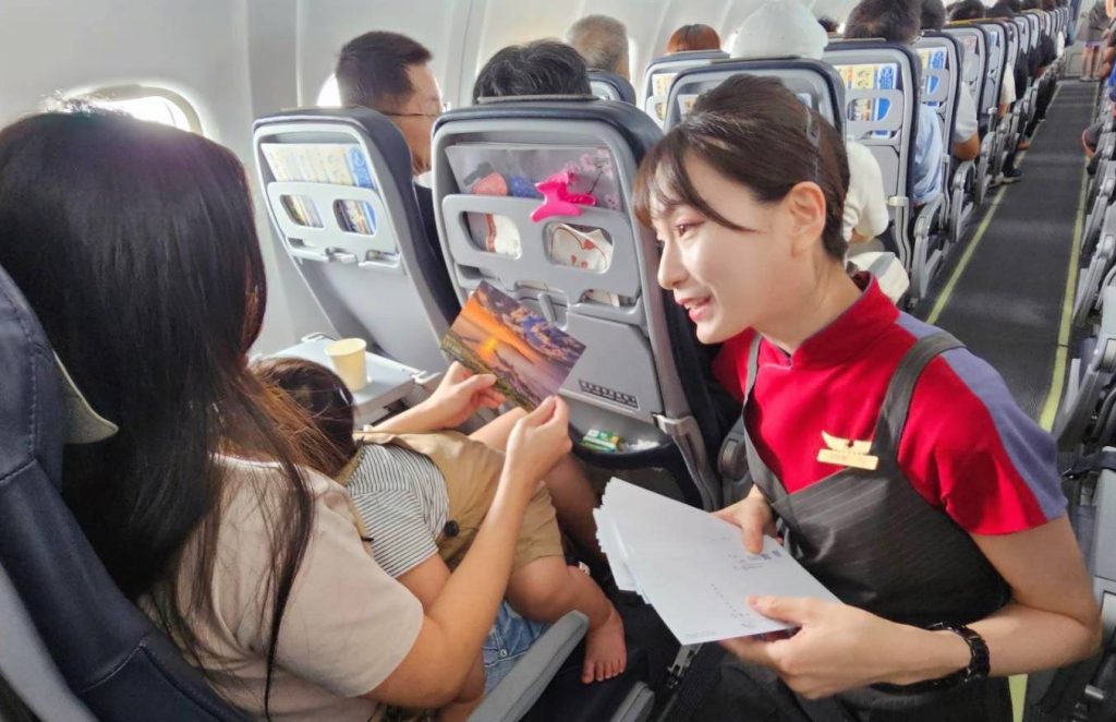 搭乘華信高雄馬祖班機的旅客，可享有中外餅鋪綠豆糕和馬祖景點明信片機上服務