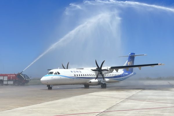 華信航空高雄馬祖首航班機抵達南竿機場接受灑水儀式祝福