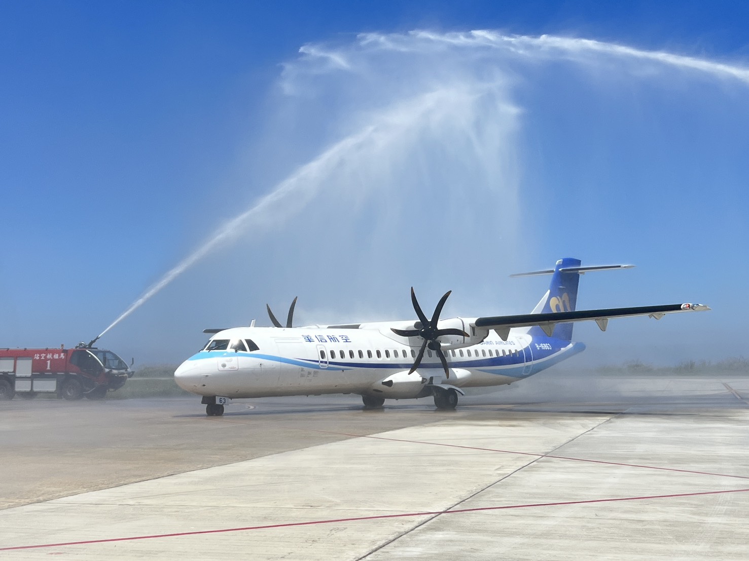 華信航空高雄馬祖首航班機抵達南竿機場接受灑水儀式祝福