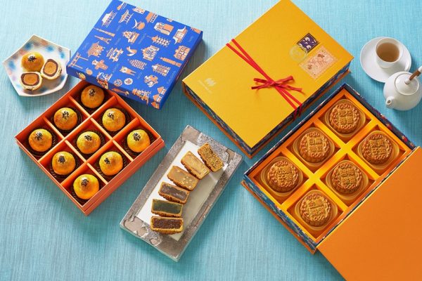 風味層次分明的「東韻明月廣式月餅禮盒」，與外酥內潤、甜鹹平衡的「經典蛋黃酥禮盒」