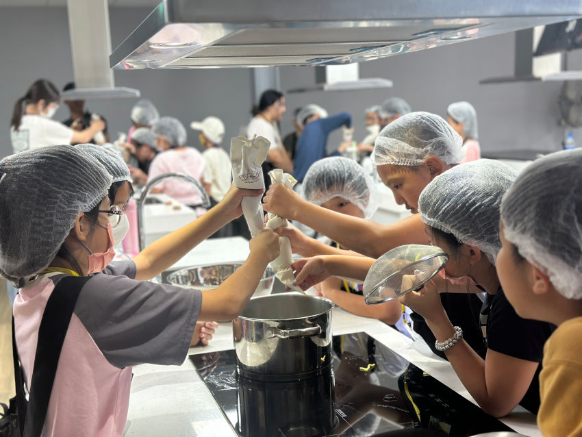 百位親子齊聚台東農村，共學共食體驗食農教育。