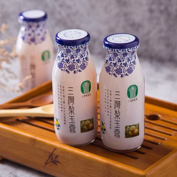 《苗栗三灣鄉農會》 三灣梨玉露,以整顆水梨連果帶核一起熬煮,保留水梨的果粒及纖維,再加入白木耳調配成濃稠健康飲品,甘甜濃郁、酸甜好喝,喝起來不但有梨子香還有果粒及纖維。