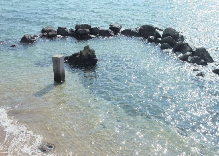 漲潮時會被淹沒的鄭成功兒誕石，今已是平戶市指定文化財