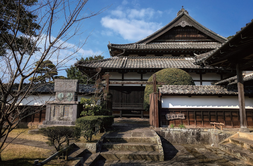 原為松浦家「鶴之峯邸」,現為「松浦史料博物館」