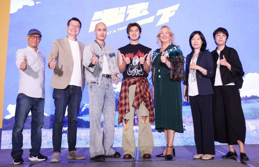 「出去一下」節目總監製廖慶松(左起)、遠傳電信數位娛樂營運長Gary、紐西蘭貿易發展中心處長Tina Wilson、文策院副院長胡婷俐、公視節目部經理於蓓華大力支持陳柏霖(左四)、黃宣(左三)主持的出去一下」-2