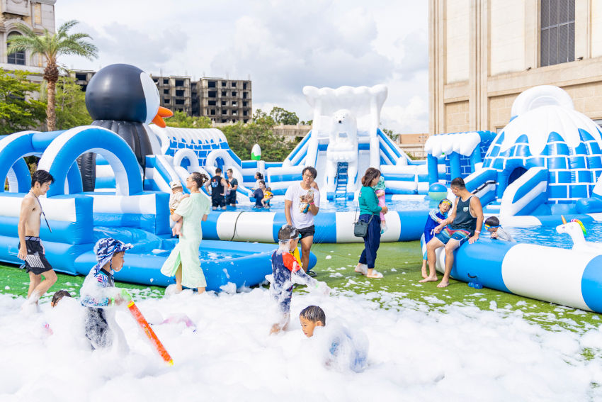 週末限定大型氣墊水樂園，有滑水道、水池、衝刺區，讓小朋友盡情奔跑玩水，爸媽也能輕鬆購物