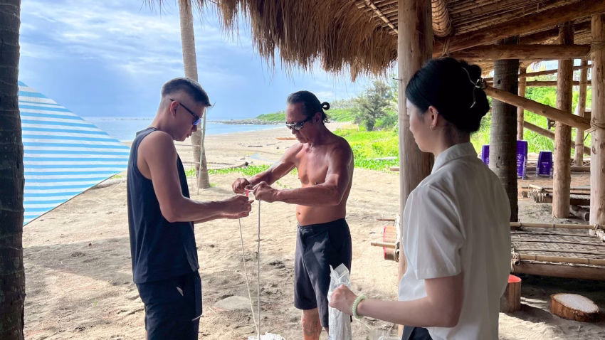 新聞稿照片三：Ulitao 創辦人暨關島查莫洛族造船師Ronald Acfalle 向台灣學員傳授查莫洛族的技能