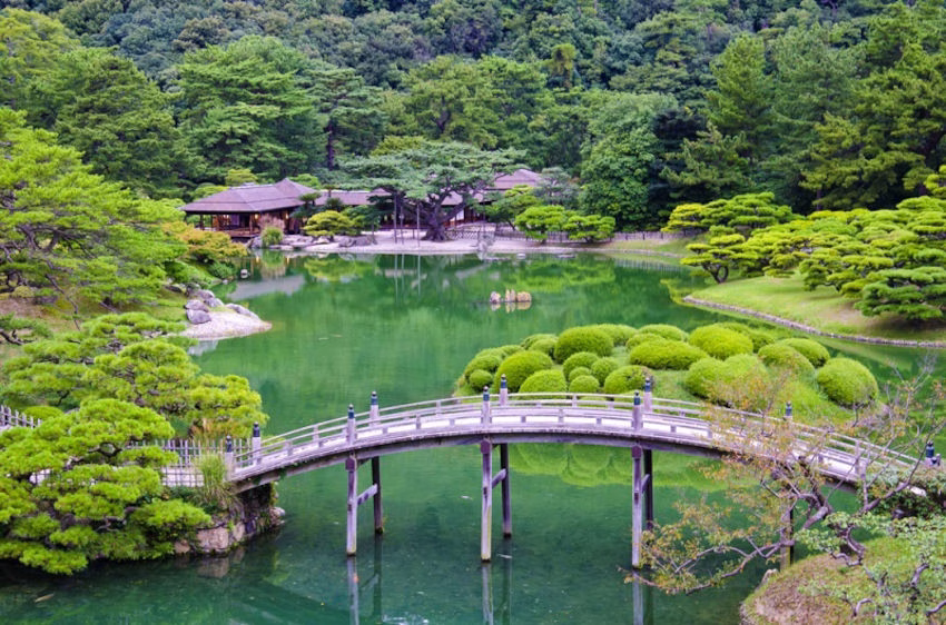 栗林公園(Ritsurin Garden)是日本香川縣高松市最具代表性的江戶時代大名庭園,現為國家「特別名勝」,並榮獲米其林綠色指南日本三星評級