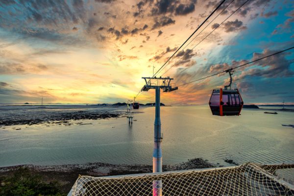 京畿道西岸的自然秘境——濟扶島與始興烏耳島，一邊搭乘海上纜車欣賞壯麗夕陽，一邊漫步於濟扶島潮間帶，見證如「摩西分海」般的壯觀自然景色