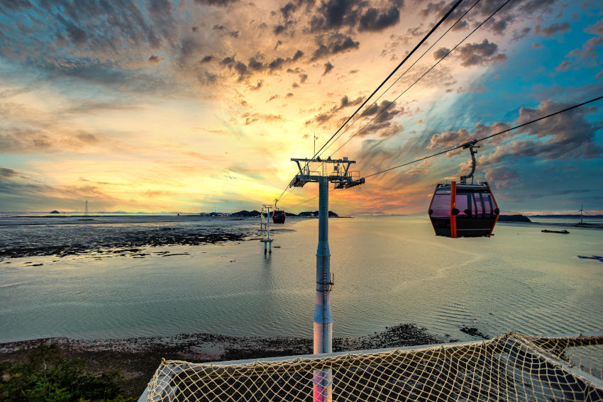 京畿道西岸的自然秘境——濟扶島與始興烏耳島，一邊搭乘海上纜車欣賞壯麗夕陽，一邊漫步於濟扶島潮間帶，見證如「摩西分海」般的壯觀自然景色