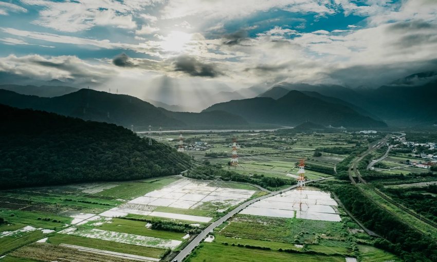 朝陽社區面向太平洋，三面環山，坐擁山海療癒美景。