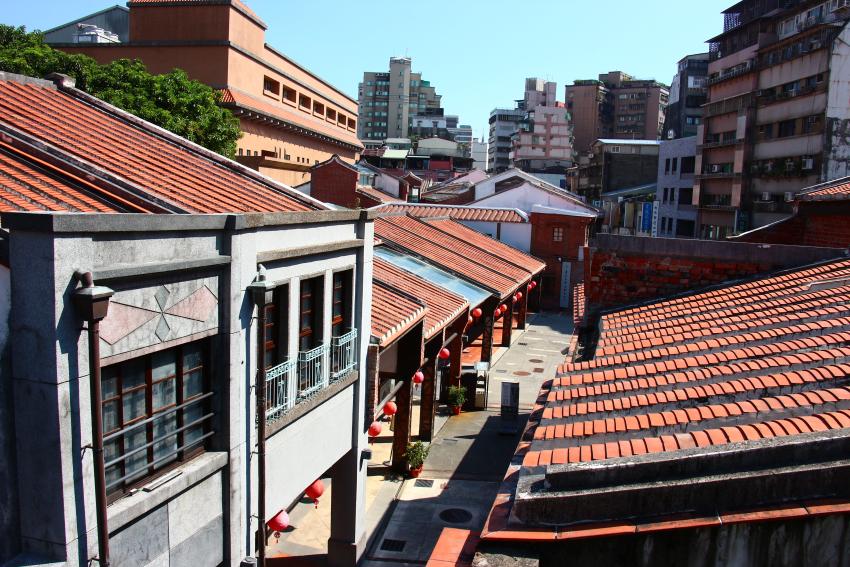 1.	剝皮寮街屋為典型狹長式的住商混合建築，其屋宇特色橫跨不同時代