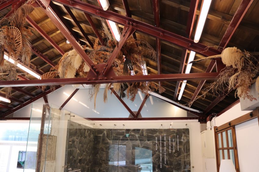 上方的芬克式鋼筋構造是日治建築的主要特色