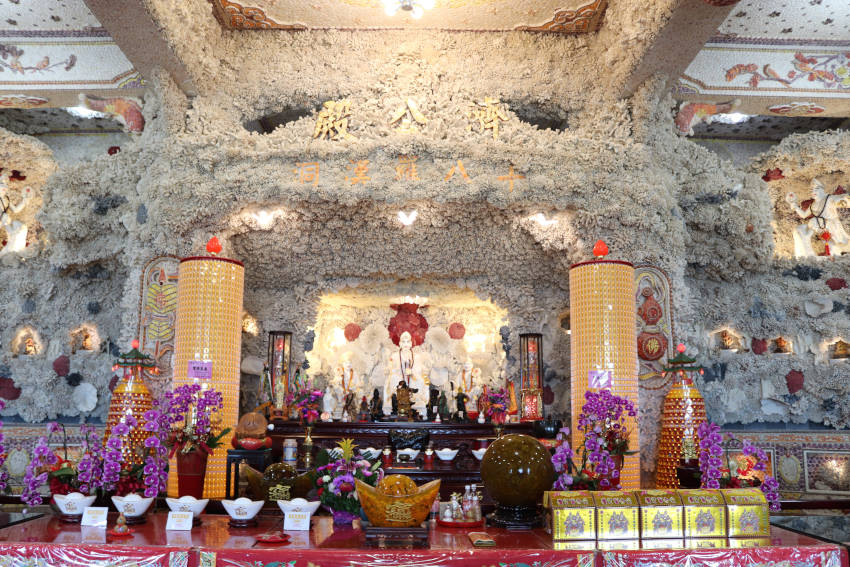 濟公禪師為富福頂山寺的主祀神明,進入十八羅漢洞前須先向濟公點香參拜