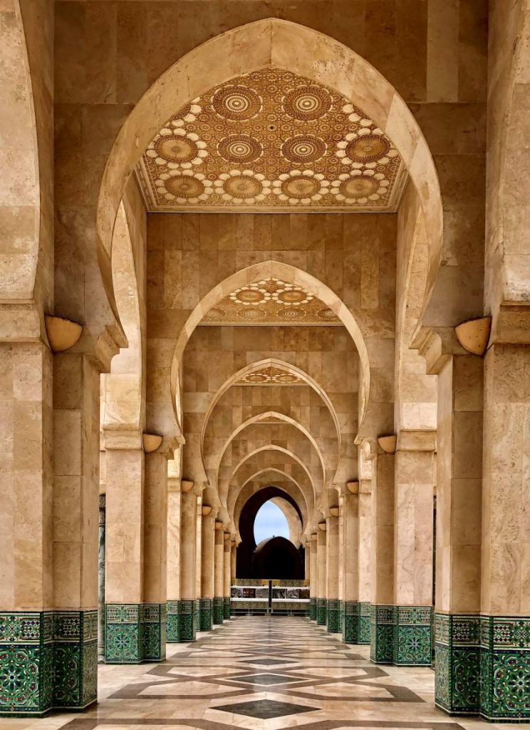 壯麗的哈桑二世清真寺是非洲最大的清真寺之一，也是摩洛哥極少數開放非穆斯林參觀的清真寺