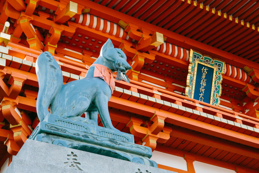 狐狸被視為稻荷大神的使者,嘴裡銜著稻穗或糧倉鑰匙,象徵豐收