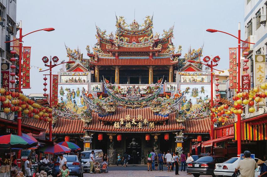 奉天宮坐北朝南，整體建築結合了不同時期的閩粵派風格