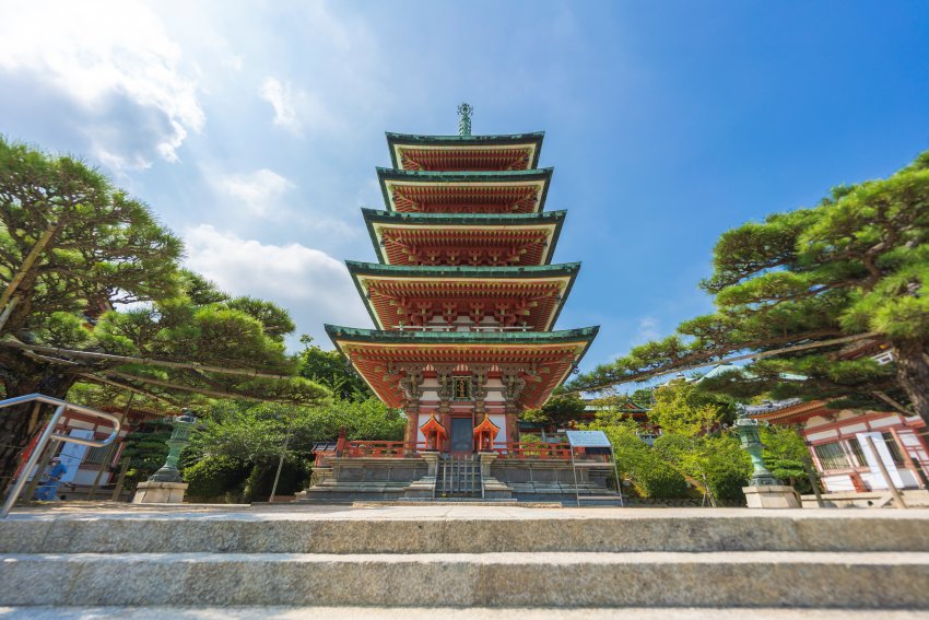 「耕三寺」效仿致敬了奈良、平安時代建築，色彩鮮豔卻又精緻的細節不可錯過！