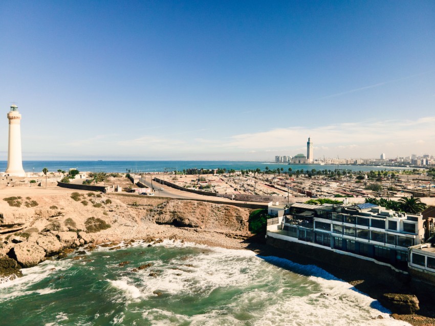 El Hank燈塔是濱海大道的地標，沿途可見許多餐廳、飯店與酒吧，還可遙望遠方的哈桑二世清真寺