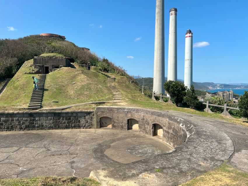 白米甕仍可看到原有的碉堡遺跡與砲台基座