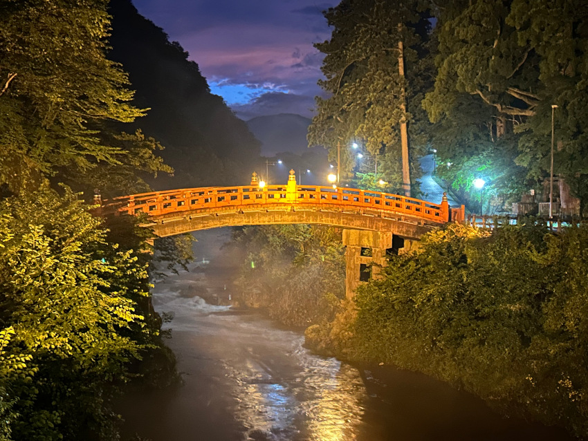 二荒山神橋在夜色中凸顯其靜謐的神祕感