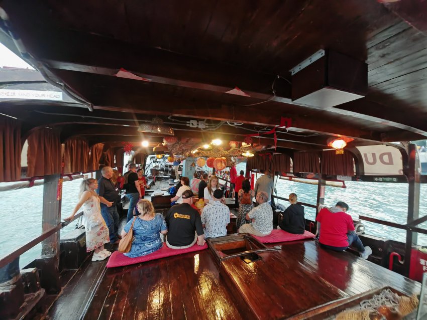 遊客搭乘鴨靈號欣賞維港風光