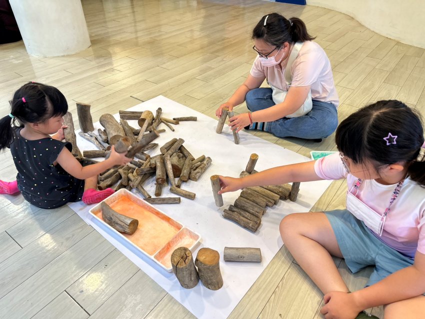 共創活動以漂流木為靈感，邀請大小朋友共同參與。圖為工作坊活動《漂流排排樂》：利用漂流木的不同造型，相互組合，疊出想像力。
