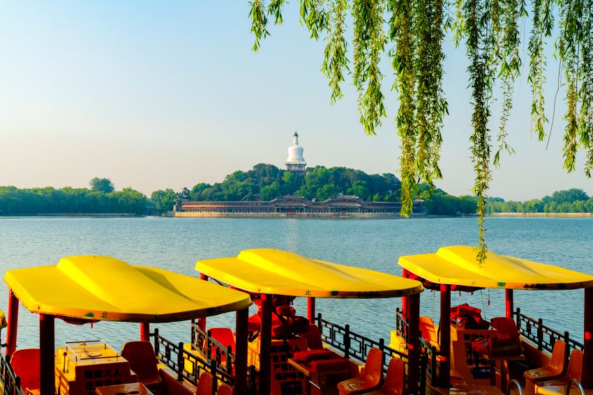 什剎海碧波蕩漾、垂柳依依，可乘坐摇橹船於水面漫遊。
