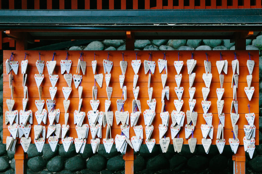 奧社奉拜所販售《白狐繪馬》,可發揮創意、畫狐狸的眼眉表情。