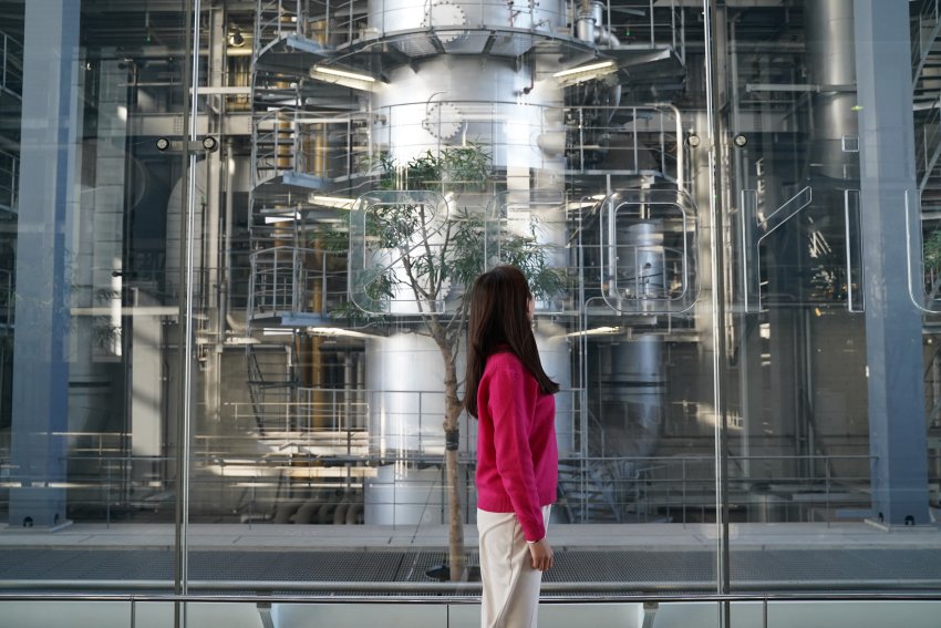 「廣島市環境局中工廠」將垃圾處理流程介紹融入設施中，讓旅客欣賞建築之餘，也能更深入了解。