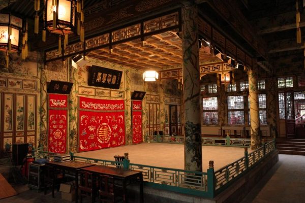 「一座恭王府，半部清代史」，從恭王府可窺得大清的盛衰榮辱，圖為恭王府戲樓。