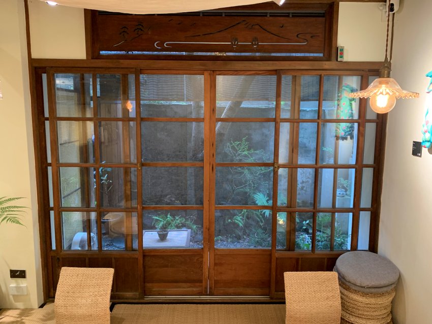 大量的玻璃窗設計可充分利用自然光