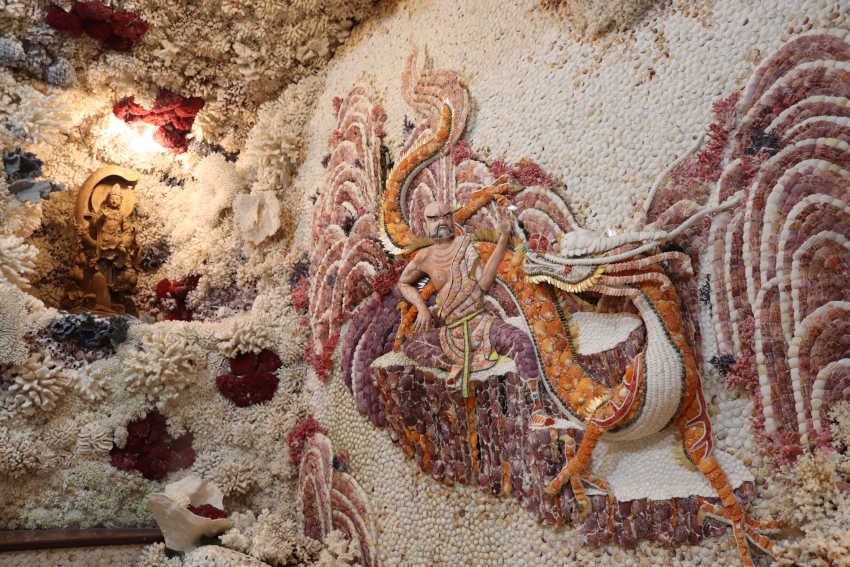 富福頂山寺的廟壁、廟柱、擺飾,全是工匠以珊瑚、貝殼精心拼貼而成