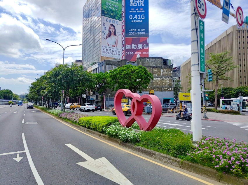圖7.愛國東路與街區呼應,日日春綻放如花嫁般浪漫。