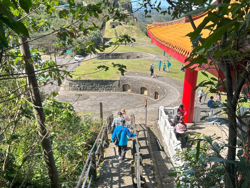 通往基隆燈塔的步道入口就位於白米甕的涼亭旁