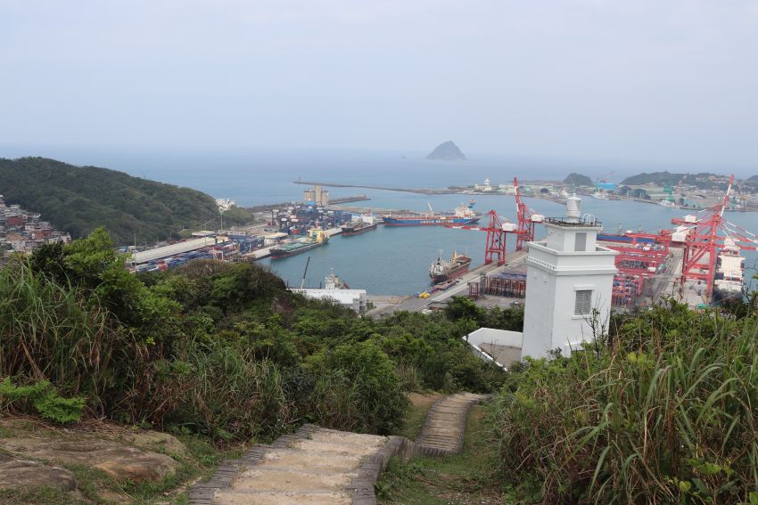 站在火號山頂可將球子山燈塔與周邊景色盡收眼底