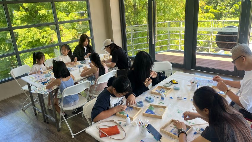 海玻璃手作課程《圈住一片海》，以漂流木所代表的海洋保護意識以及連結的「海廢」物品為發想，取用海玻璃創作，讓參與者透過手作過程重新思考藝術與環境的關係。