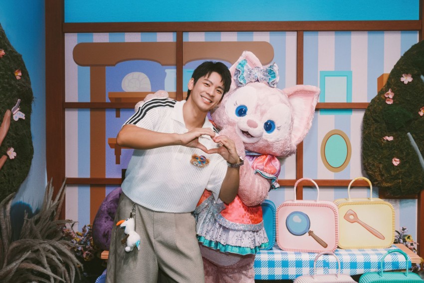 林柏宏與穿上全新 20 周年服裝的達菲與好友們拍照打卡