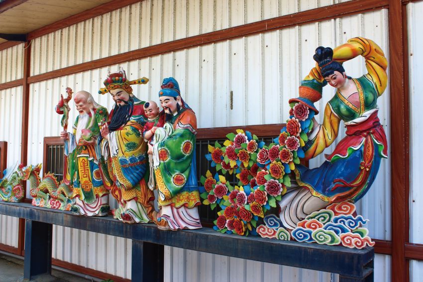 板陶窯交趾剪黏工藝園區 交趾陶製成的神明彩偶相當精美生動