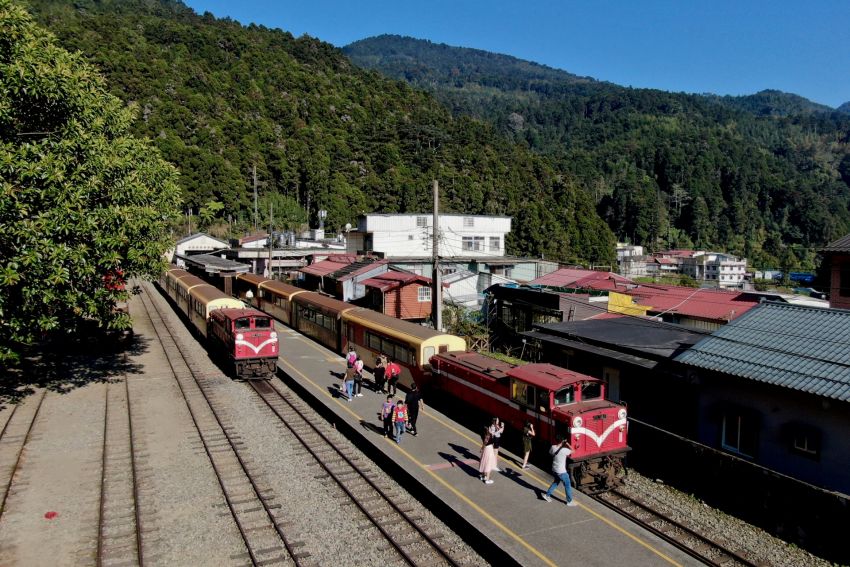奮起湖車站是阿里山線唯一擁有雙月台的大站,是客、貨運列車上、下山交會的地點