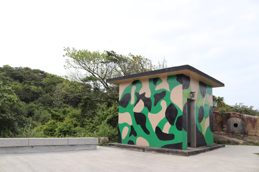 步道中可以看到許多廢棄的軍營設施