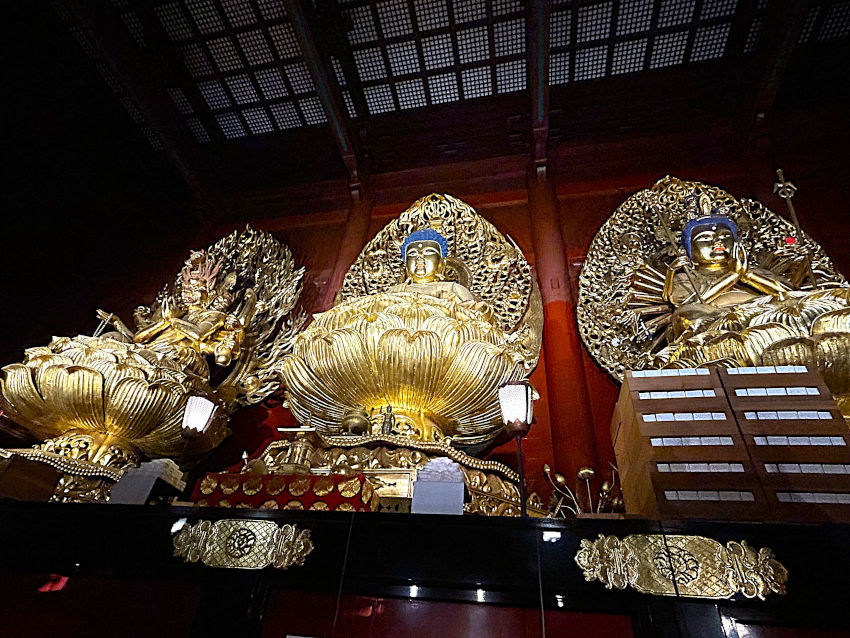 1、 日光山輪王寺三佛堂內的三尊巨大佛像