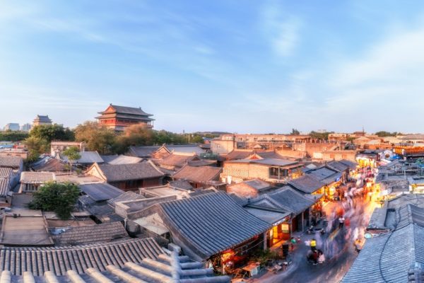 鐘鼓樓為北京的地標與報時中樞，圖為其與周邊胡同街景。