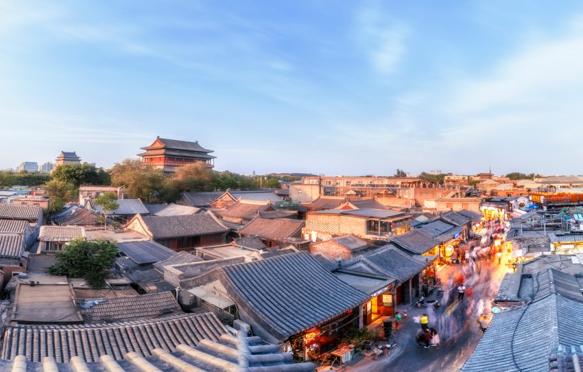鐘鼓樓為北京的地標與報時中樞，圖為其與周邊胡同街景。